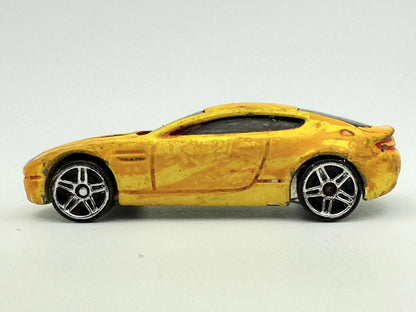 Aston Martin V8 Vantage, Hot Wheels, Die cast, Resoraki, Żółty, 1:64 – zdjęcie 3