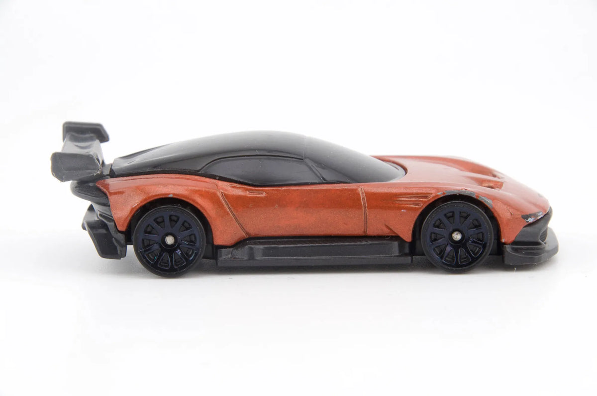 Aston Martin Vulcan Hot Wheels Pomarańczowy 1:64 – zdjęcie 3