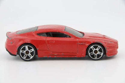 Aston Martin Hot Wheels Czerwony 1:64 – zdjęcie 3