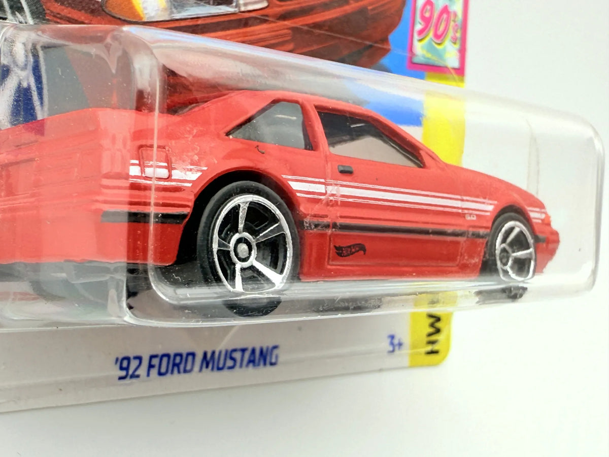 '92 FORD MUSTANG Hot Wheels 2024 Czerwony 1:64 – zdjęcie 3