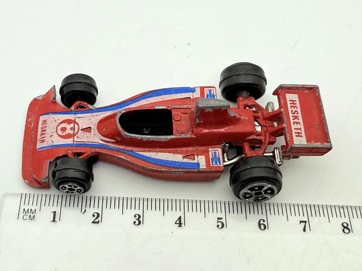 Hesketh 308 Yatming Czerwony 1:64 – zdjęcie 3