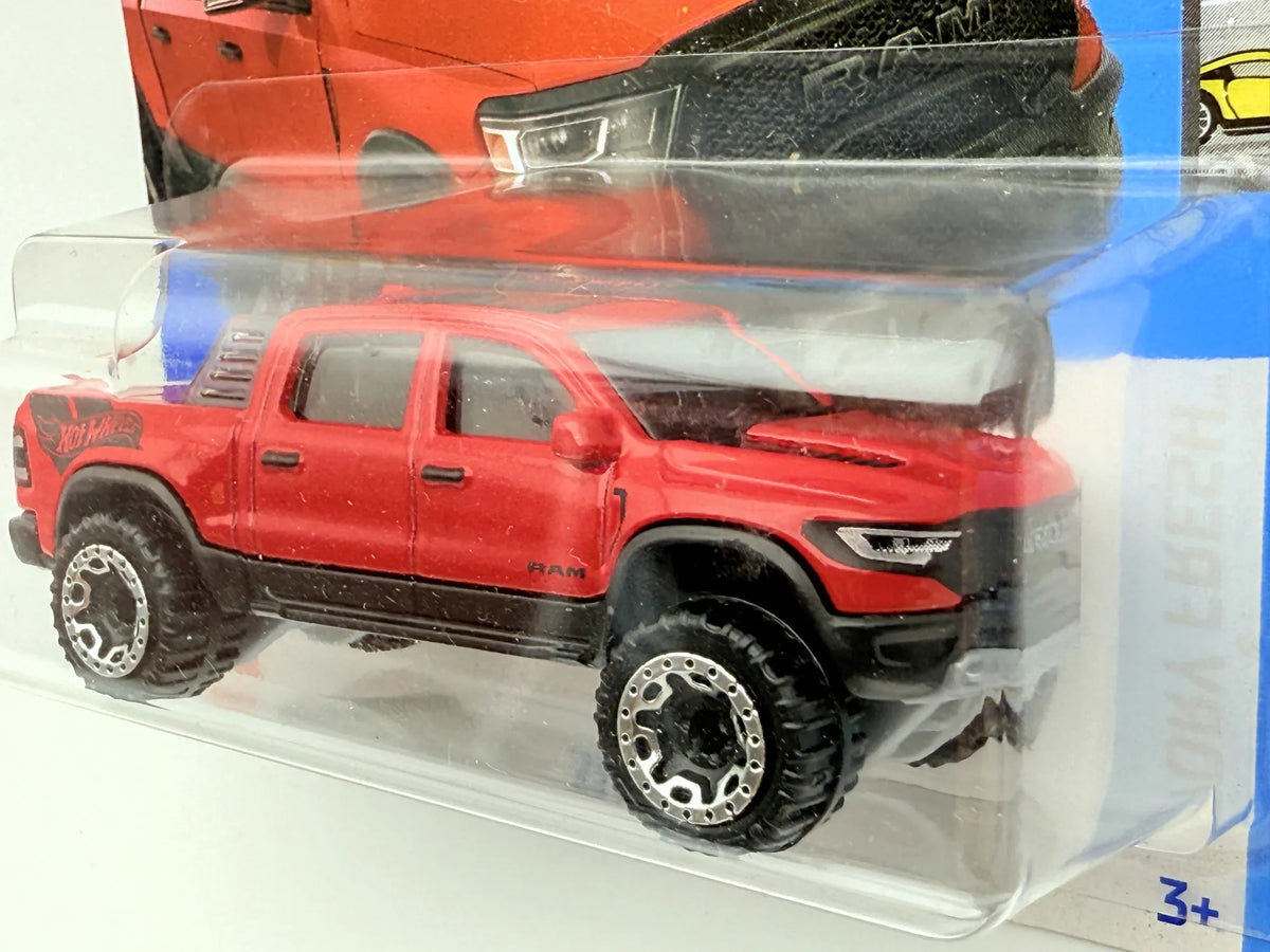'23 Ram 1500 Hot Wheels Czerwony 1:64 – zdjęcie 3