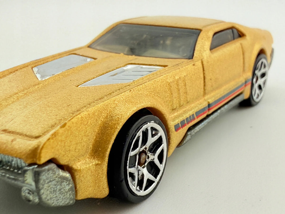 Country Club Muscle Hot Wheels Złoty 1:64 – zdjęcie 3