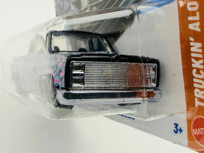 '83 Chevy Silverado Hot Wheels 2026 Truckin' Along 1:64 Pickup black widow – zdjęcie 3