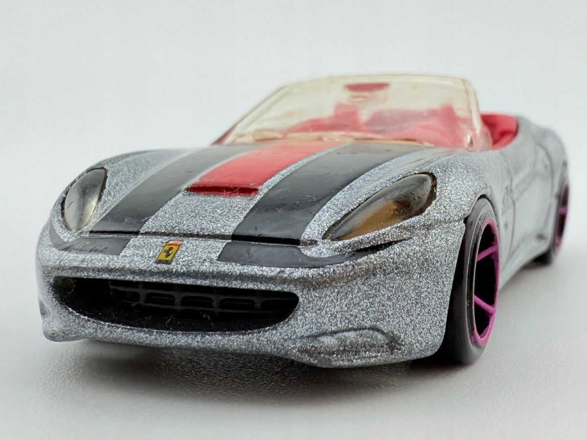 Ferrari California Hot Wheels 2008 Srebrny 1:64 – zdjęcie 3