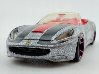Ferrari California Hot Wheels 2008 Srebrny 1:64 – zdjęcie 3