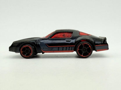 Camaro Z28 Hot Wheels Czarna 1:64 – zdjęcie 3