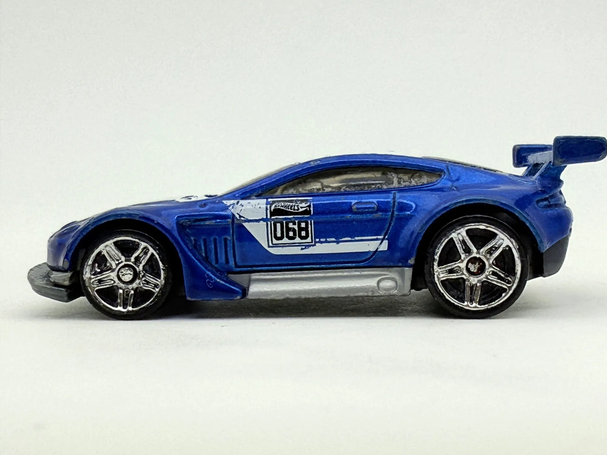Aston Martin Vantage Gt3 Hot Wheels Niebiesko-Biała 1:64 – zdjęcie 3