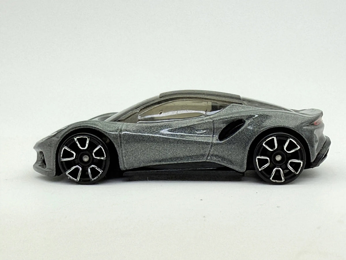 Lotus Emira Hot Wheels Szary 1:64 – zdjęcie 3
