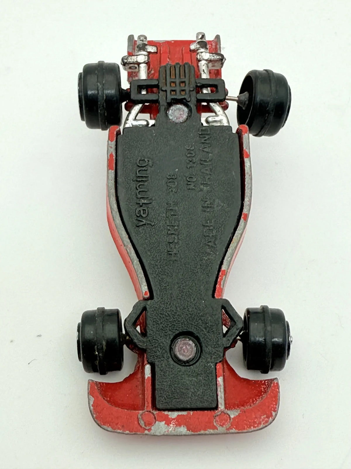 Hesketh 308 Yatming Czerwony 1:64 – zdjęcie 4