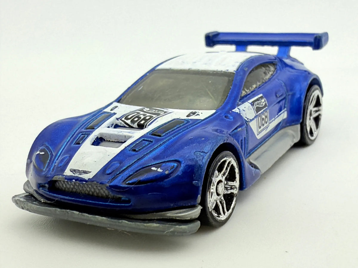 Aston Martin Vantage Gt3 Hot Wheels Niebiesko-Biała 1:64 – zdjęcie 4