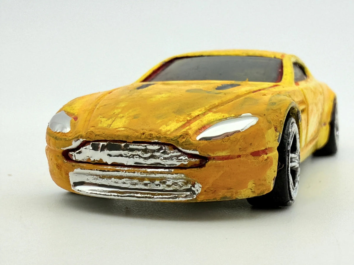 Aston Martin V8 Vantage, Hot Wheels, Die cast, Resoraki, Żółty, 1:64 – zdjęcie 4
