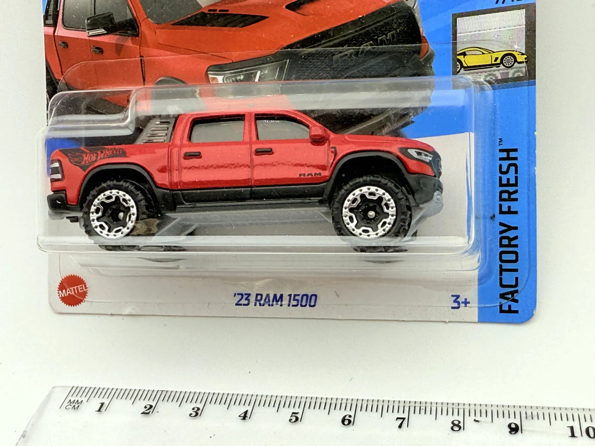 '23 Ram 1500 Hot Wheels Czerwony 1:64 – zdjęcie 4