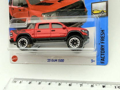 '23 Ram 1500 Hot Wheels Czerwony 1:64 – zdjęcie 4