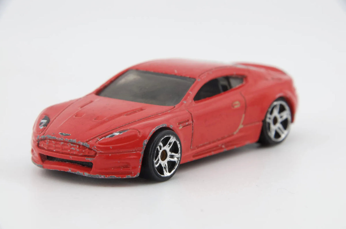 Aston Martin Hot Wheels Czerwony 1:64 – zdjęcie 4