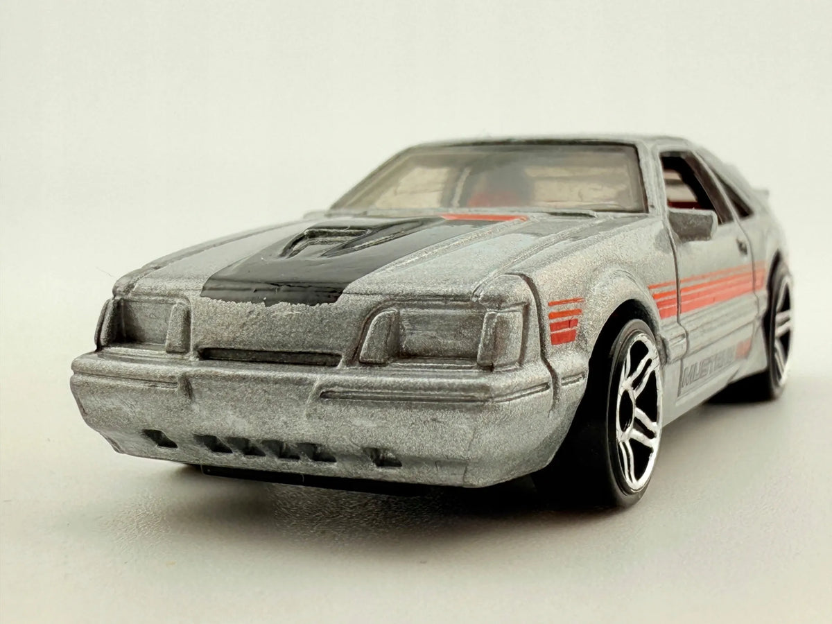 '84 MUSTANG SVO, Hot Wheels 2011, Die cast, Srebrny, 1:64, Resoraki – zdjęcie 4