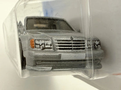 Mercedes-Benz 500 E Factory Fresh Hot Wheels 2020 Srebrny 1:64 – zdjęcie 4