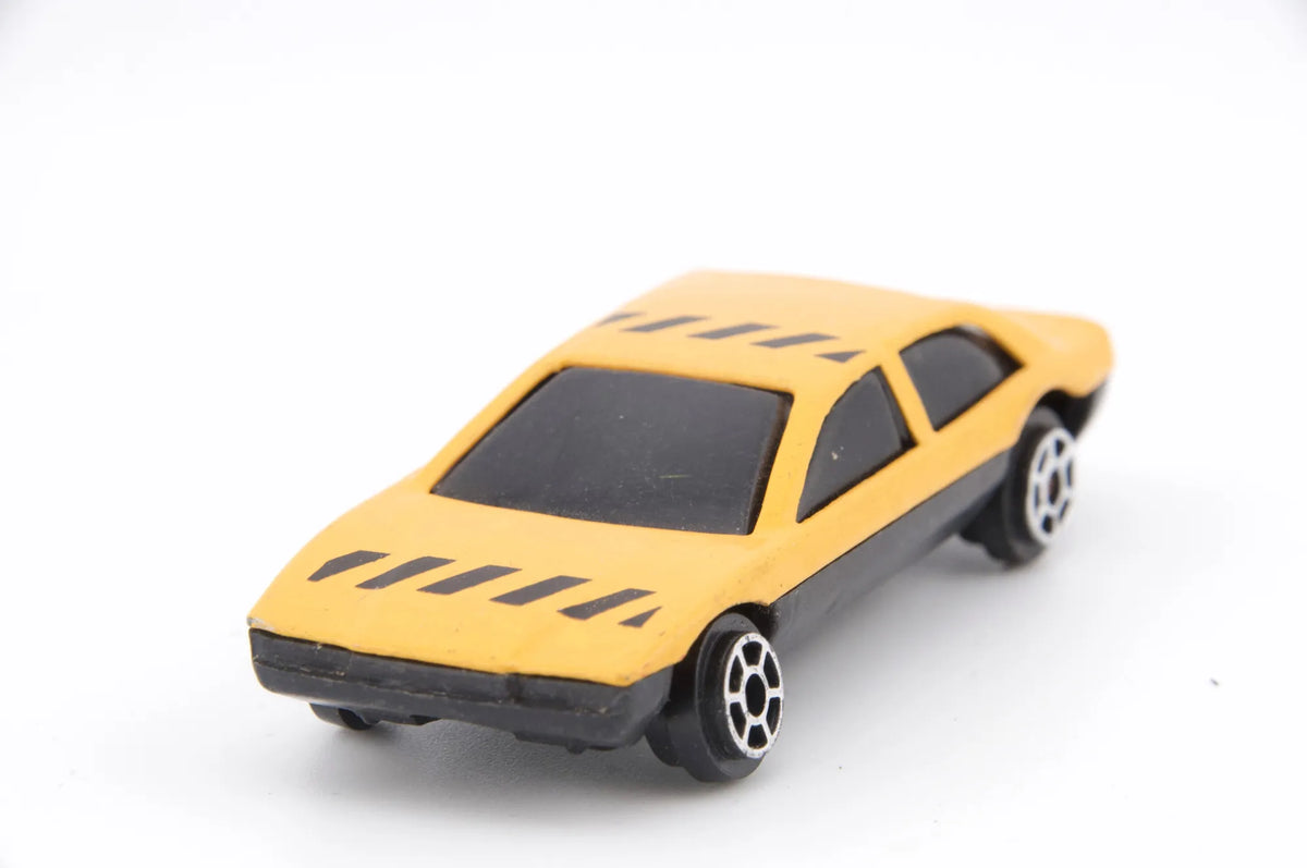 Sportowy Coupe Żółty 1:64 – zdjęcie 4