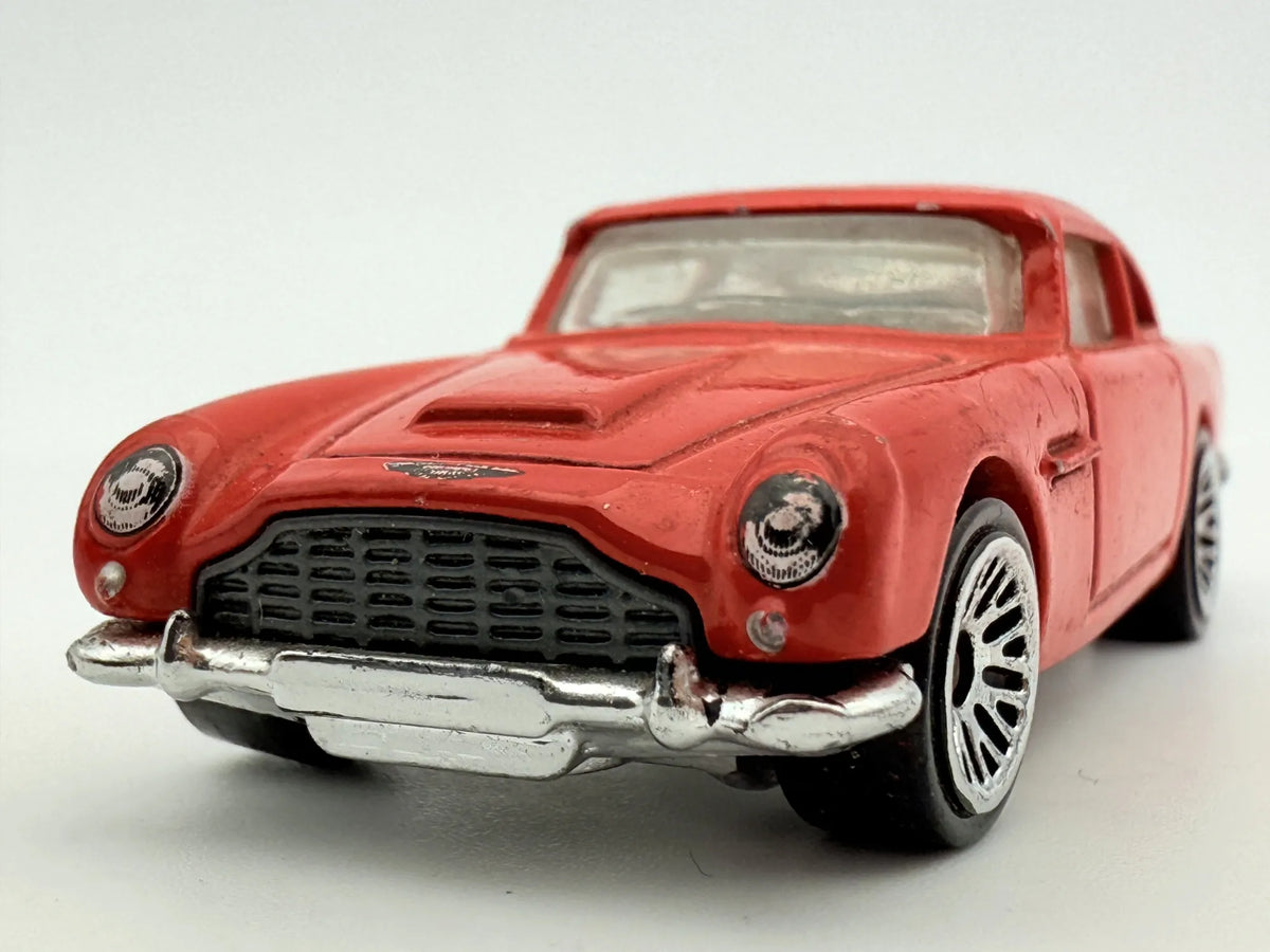 Aston Martin 1963 Db5 Hot Wheels Czerwony 1:64 – zdjęcie 4