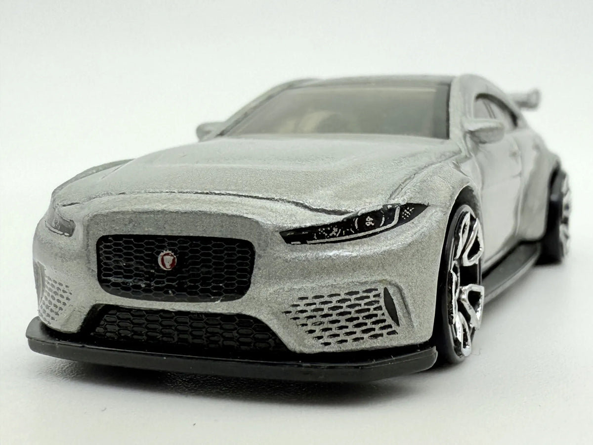 Jaguar XE SV Project 8, Hot Wheels 2018, die cast resoraki, 1:64 – zdjęcie 4