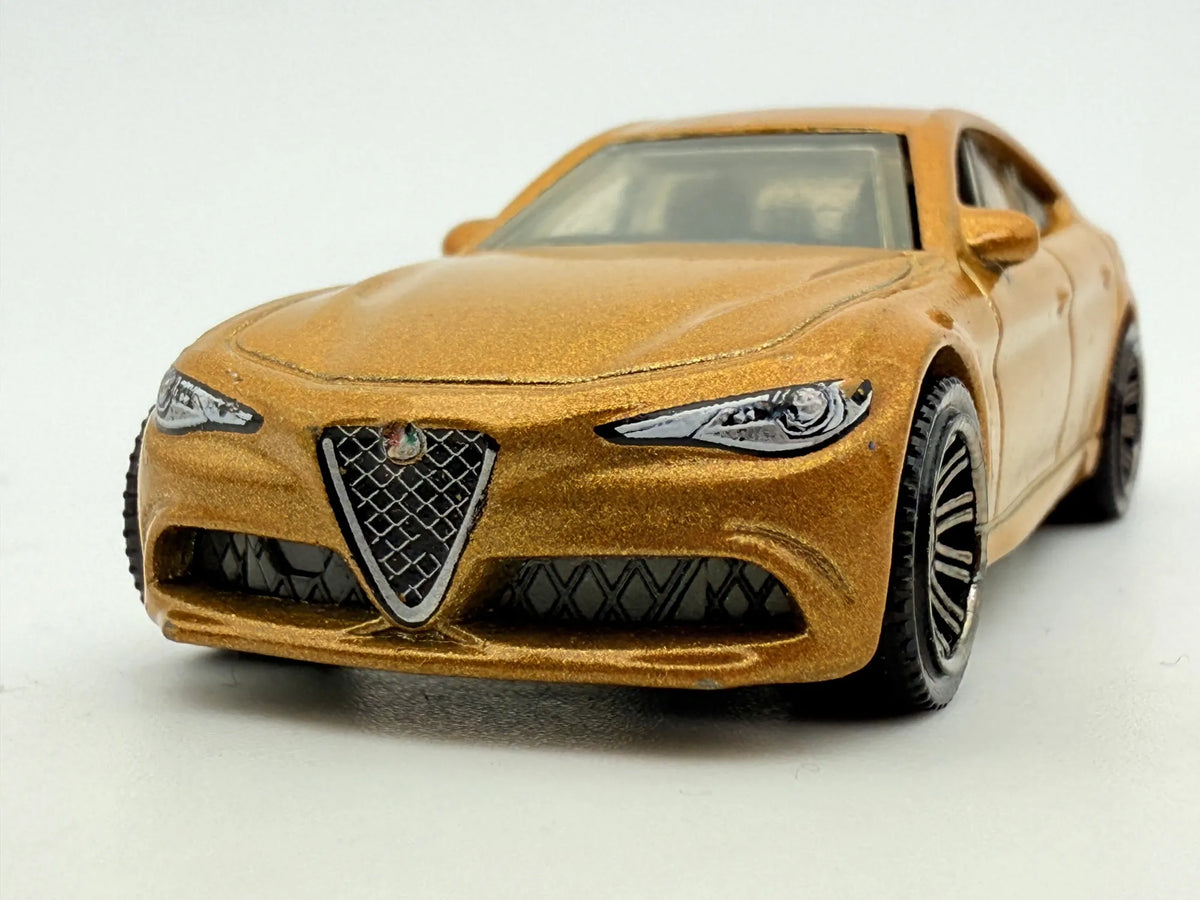 ALFA ROMEO GIULIA, Matchbox 2019, Die cast MB1205, Złoty, 1:66, Resoraki – zdjęcie 4