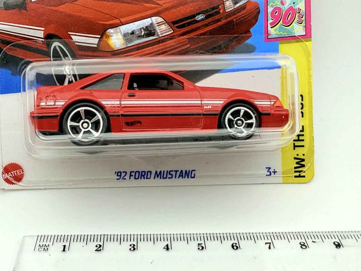 '92 FORD MUSTANG Hot Wheels 2024 Czerwony 1:64 – zdjęcie 4