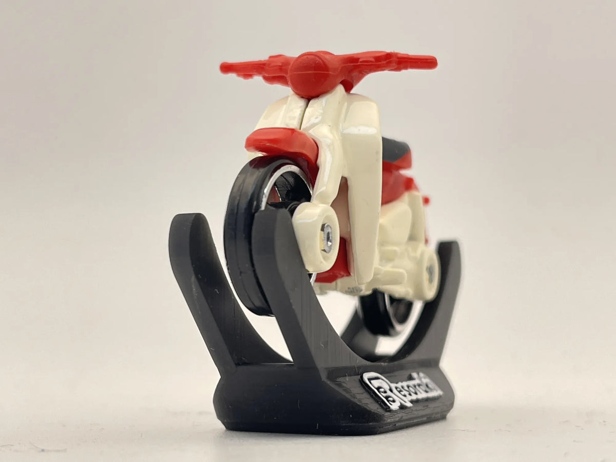 MOTOCYKL Honda Super Cub, Hot Wheels 2022 + Stojak Resoraki, R32, 1:64 – zdjęcie 4