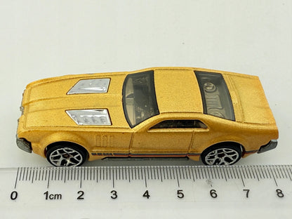 Country Club Muscle Hot Wheels Złoty 1:64 – zdjęcie 4
