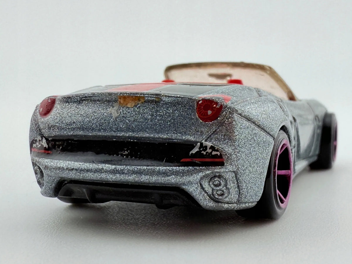 Ferrari California Hot Wheels 2008 Srebrny 1:64 – zdjęcie 4
