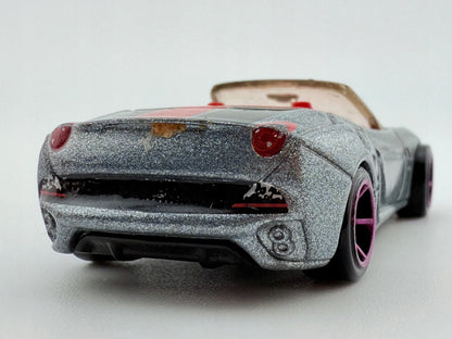 Ferrari California Hot Wheels 2008 Srebrny 1:64 – zdjęcie 4