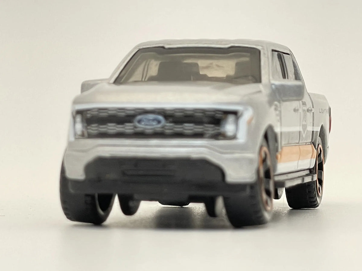 2022 FORD F-150 LIGHTNING, Matchbox 2021 Die cast HFP02 MB1295 Srebrny 1:64 – zdjęcie 4