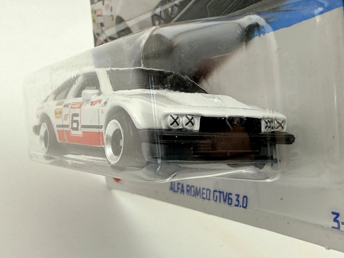 ALFA ROMEO GTV6 3.0 Retro Racers Hot Wheels 2023 Biały 1:64 – zdjęcie 4