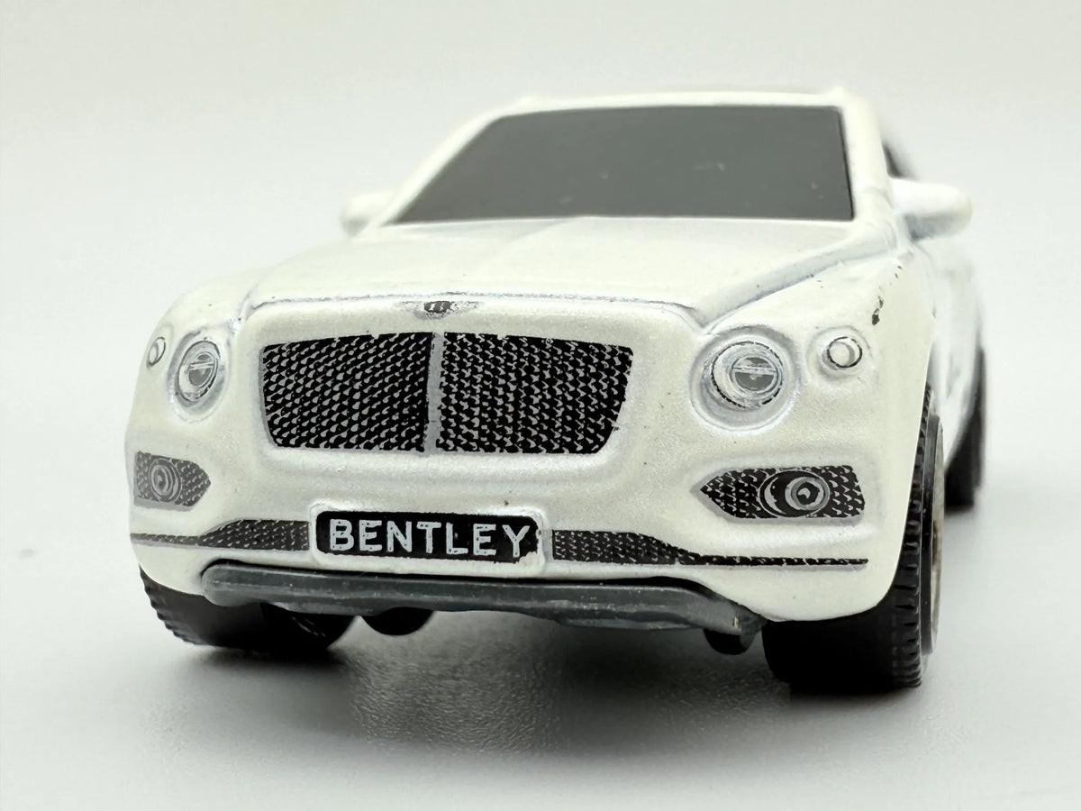 '18 BENTLEY BENTAYGA, SUV, Matchbox 2020, Die cast MB1235, Biała, 1:64 – zdjęcie 4