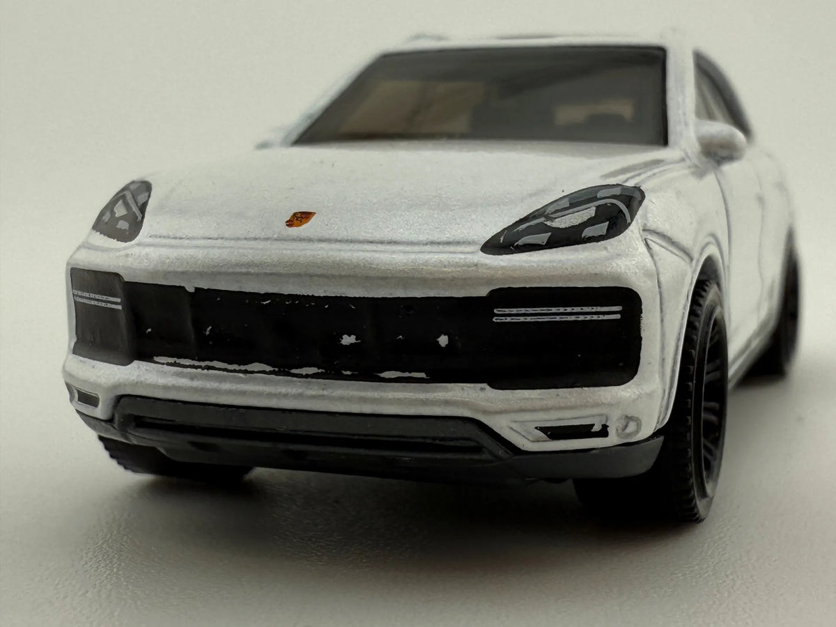 Porsche Cayenne Turbo Mainline Matchbox 2021 Biały 1:64 – zdjęcie 4