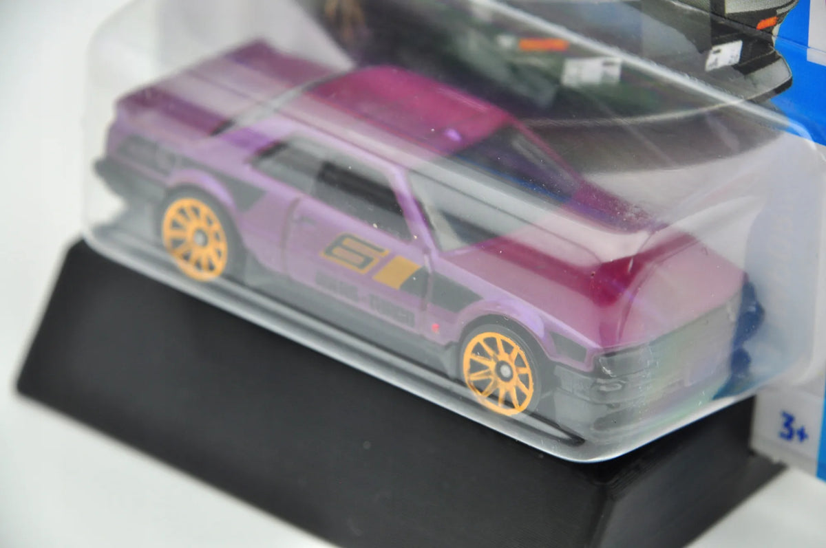 NISSAN SKYLINE RS (KDR30) Hot Wheels 2024 Fioletowy 1:64 – zdjęcie 4