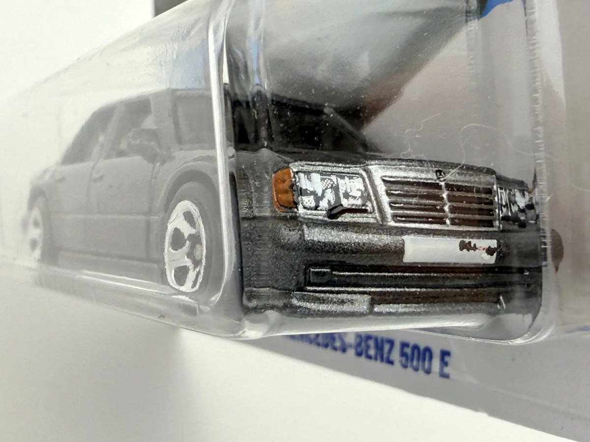 MERCEDES-BENZ 500 E '70 VS '90 Hot Wheels 2025 Szary 1:64 Protektor – zdjęcie 4