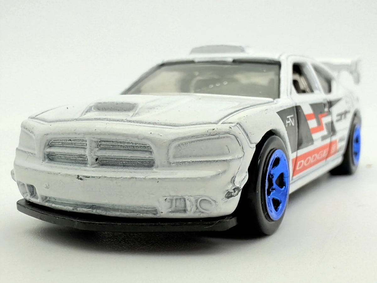 Dodge Charger Drift Hot Wheels Biała 1:64 – zdjęcie 4