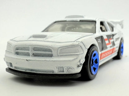 Dodge Charger Drift Hot Wheels Biała 1:64 – zdjęcie 4