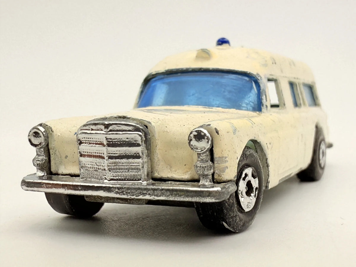 MERCEDES BENZ BINZ AMBULANCE Matchbox '60 Biała 1:64 Made in Anglia – zdjęcie 4