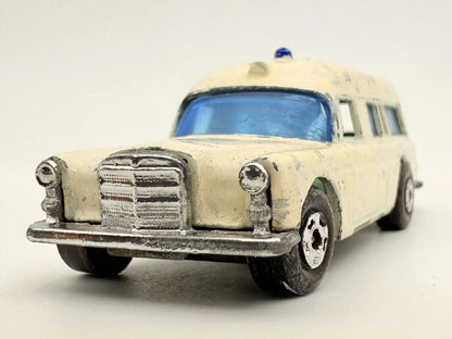MERCEDES BENZ BINZ AMBULANCE Matchbox '60 Biała 1:64 Made in Anglia – zdjęcie 4