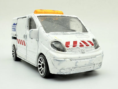 RENAULT TRAFIC, Karetka, Majorette, Resoraki, Die cast REF:239B, Biały 1:64 – zdjęcie 4