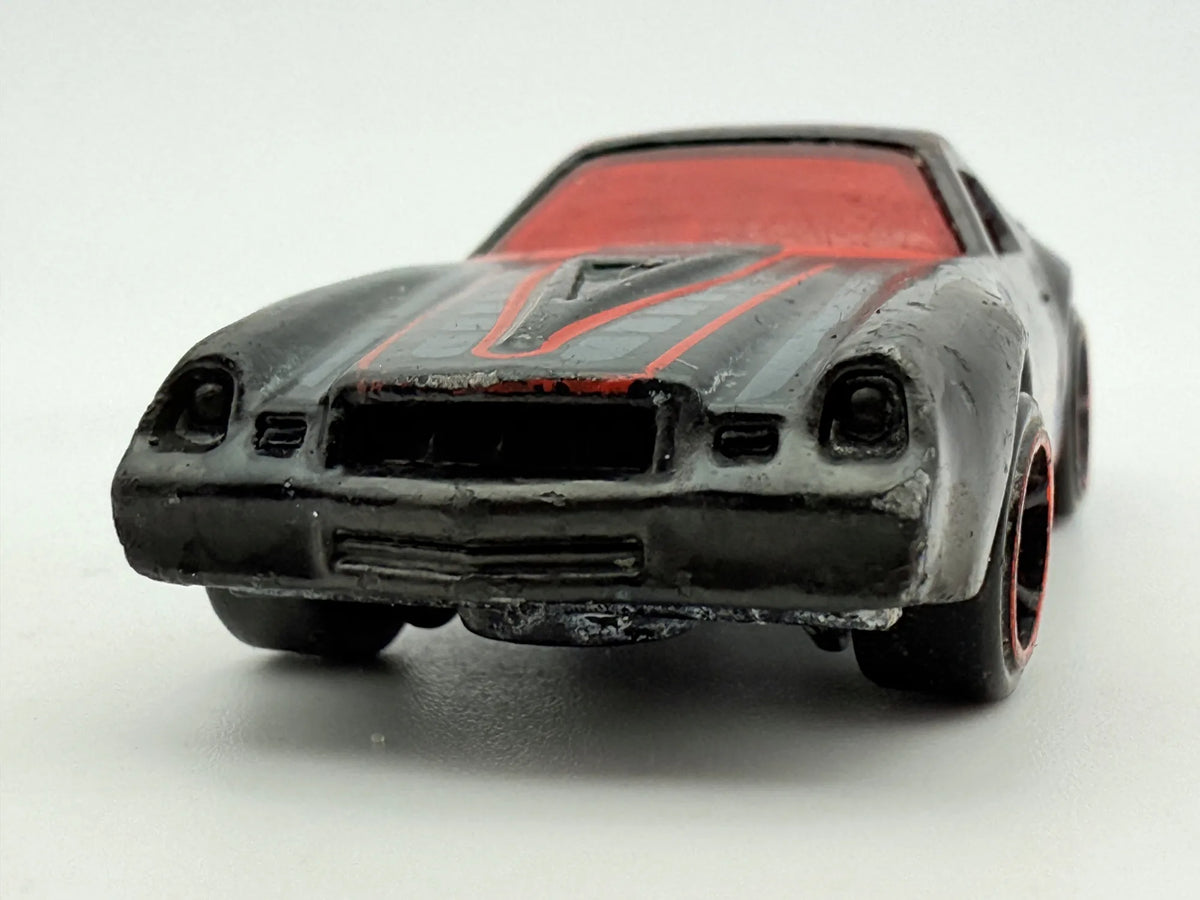 Camaro Z28 Hot Wheels Czarna 1:64 – zdjęcie 4