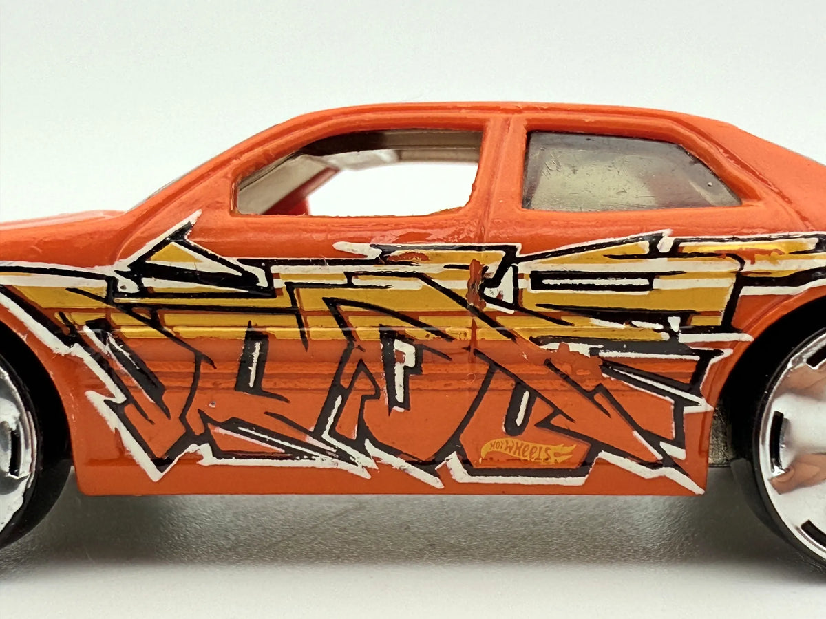 Chrysler Hemi 300C Orange Grafitti, Hot Wheels, resoraki, die cast, 1:60 – zdjęcie 4