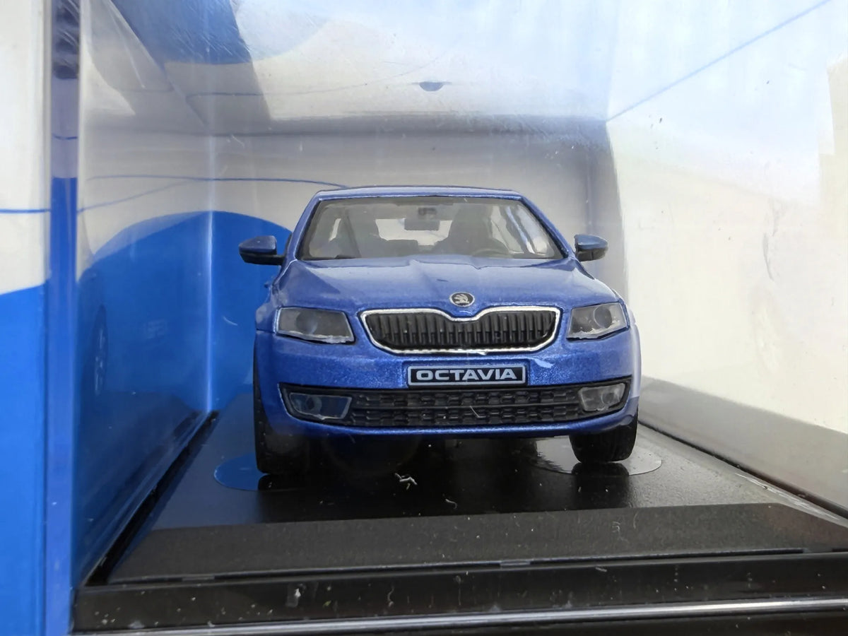 ŠKODA OCTAVIA MK3 Z 2012 R. Abrex Niebieski 1:43 – zdjęcie 5