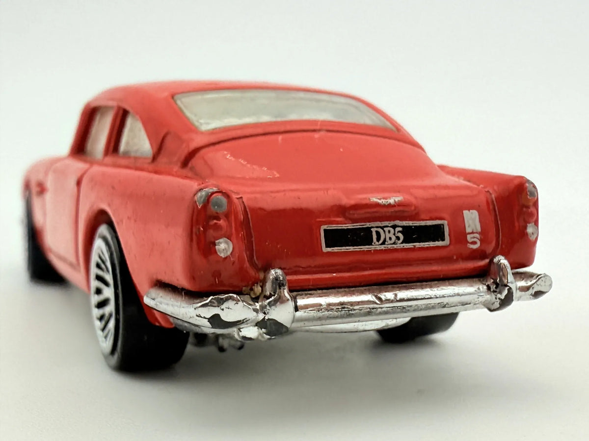 Aston Martin 1963 Db5 Hot Wheels Czerwony 1:64 – zdjęcie 5
