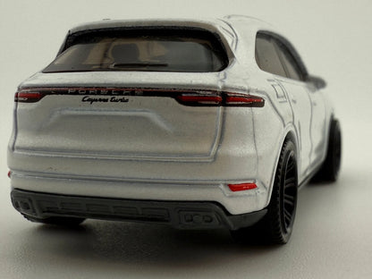 Porsche Cayenne Turbo Mainline Matchbox 2021 Biały 1:64 – zdjęcie 5