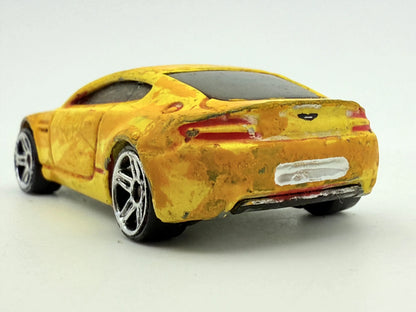 Aston Martin V8 Vantage, Hot Wheels, Die cast, Resoraki, Żółty, 1:64 – zdjęcie 5