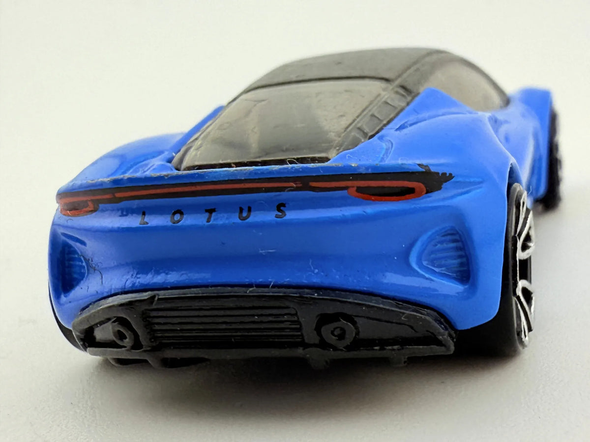 Lotus Emira Hot Wheels Niebieski 1:64 – zdjęcie 5