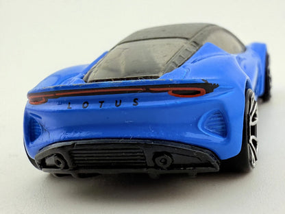 Lotus Emira Hot Wheels Niebieski 1:64 – zdjęcie 5