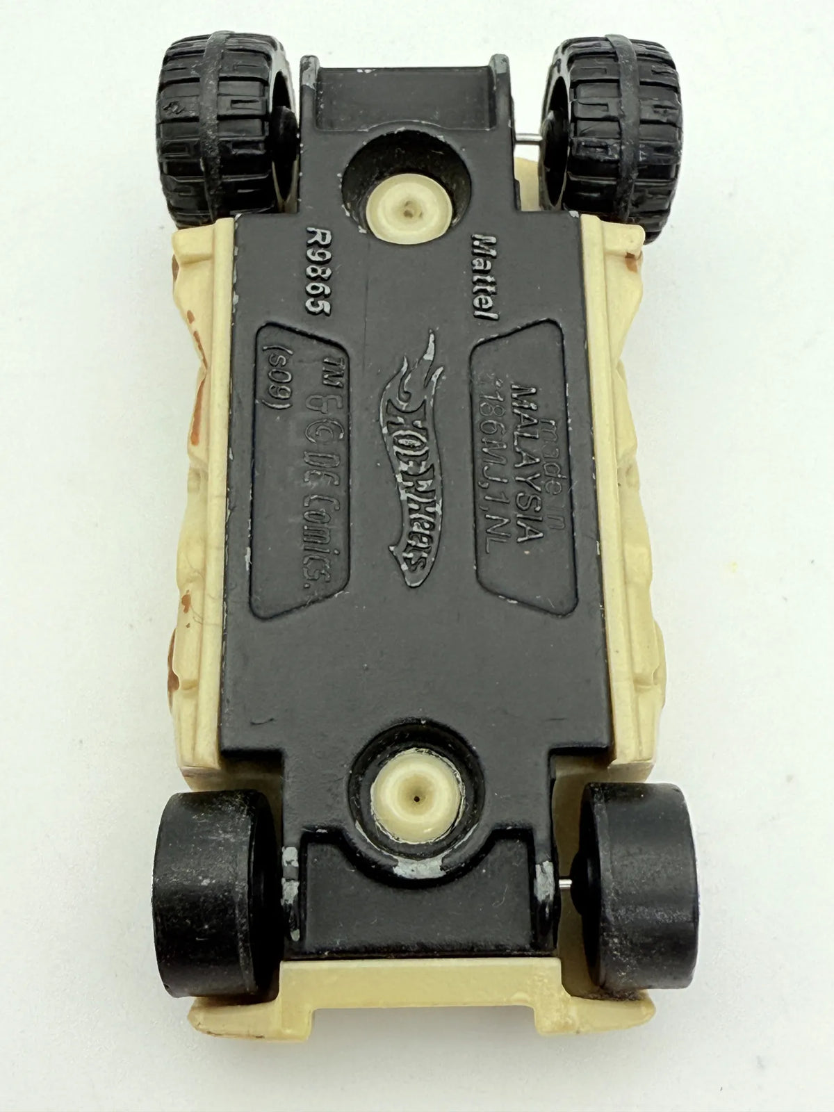 Batmobile Hot Wheels Beżowy 1:64 – zdjęcie 5